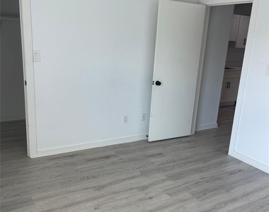 321 E 8th Street - Photo Thumbnail 5