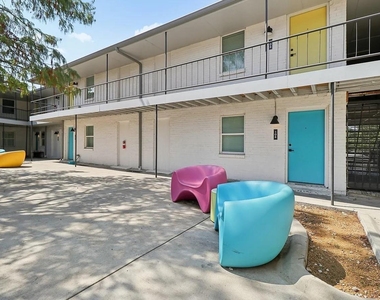 321 E 8th Street - Photo Thumbnail 4