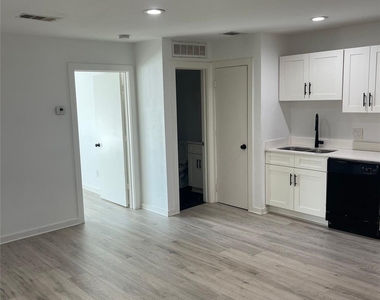 321 E 8th Street - Photo Thumbnail 8