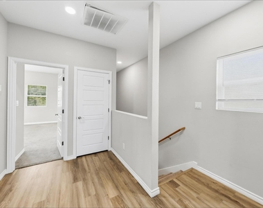 1309 Arizona Avenue - Photo Thumbnail 21