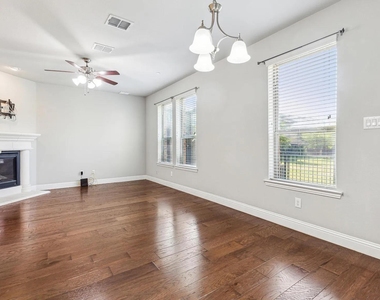 4820 Pasadena Drive - Photo Thumbnail 5