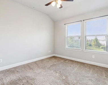 4820 Pasadena Drive - Photo Thumbnail 11