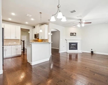 4820 Pasadena Drive - Photo Thumbnail 4
