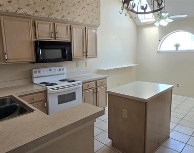 6941 Hickory Creek - Photo Thumbnail 12