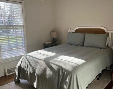 2600 Selwyn Avenue - Photo Thumbnail 9