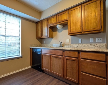 1911 Mack Place - Photo Thumbnail 7