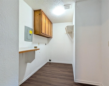 1911 Mack Place - Photo Thumbnail 4
