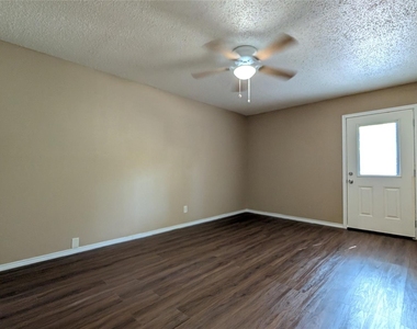 1911 Mack Place - Photo Thumbnail 3