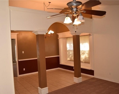 512 Rosewood Lane - Photo Thumbnail 5