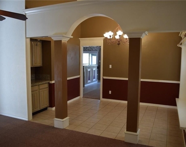 512 Rosewood Lane - Photo Thumbnail 6