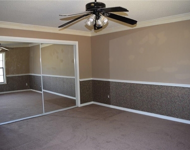 512 Rosewood Lane - Photo Thumbnail 15