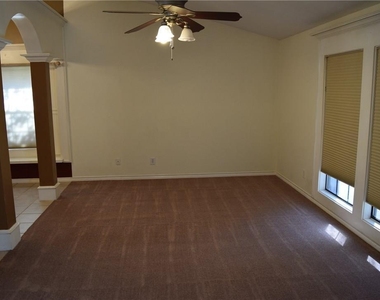 512 Rosewood Lane - Photo Thumbnail 4