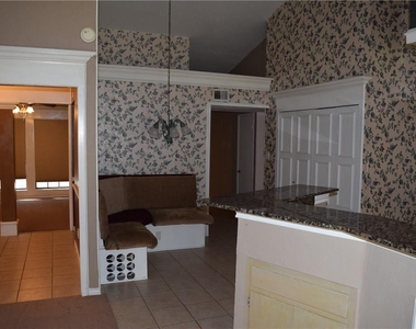 512 Rosewood Lane - Photo Thumbnail 10