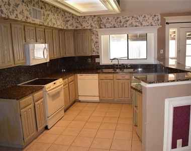 512 Rosewood Lane - Photo Thumbnail 2