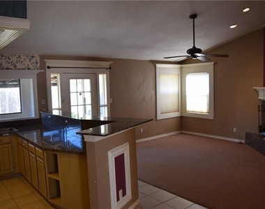 512 Rosewood Lane - Photo Thumbnail 8