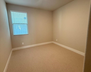 1313 Winters Way - Photo Thumbnail 10