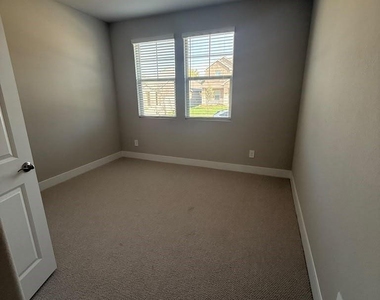 1313 Winters Way - Photo Thumbnail 14
