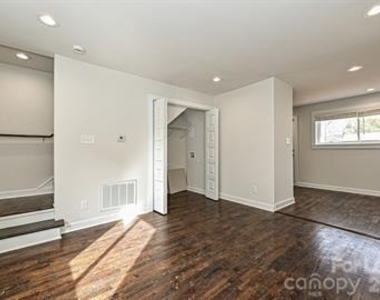 215 S Gardner Avenue - Photo Thumbnail 7