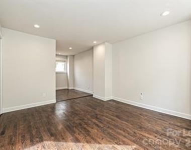 215 S Gardner Avenue - Photo Thumbnail 3