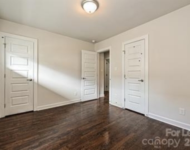 215 S Gardner Avenue - Photo Thumbnail 4
