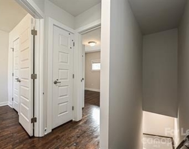 215 S Gardner Avenue - Photo Thumbnail 13