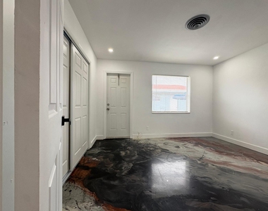 739 Ne 13th Court - Photo Thumbnail 4