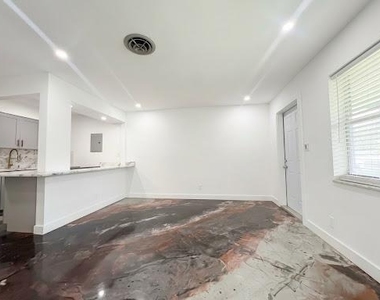 739 Ne 13th Court - Photo Thumbnail 6
