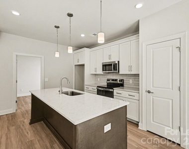 562 W Wilson Avenue - Photo Thumbnail 7
