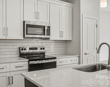 562 W Wilson Avenue - Photo Thumbnail 16