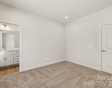 562 W Wilson Avenue - Photo Thumbnail 40