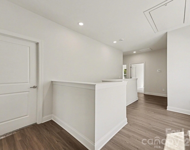 562 W Wilson Avenue - Photo Thumbnail 35