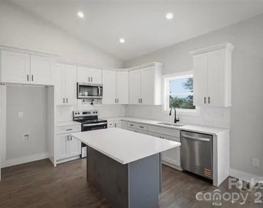 917 Overlook Drive Sw - Photo Thumbnail 3