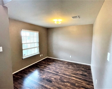 208 Dye Drive - Photo Thumbnail 2