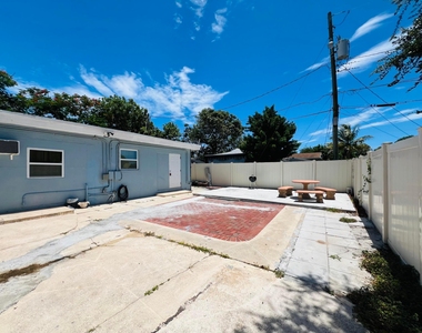 1210 S D Street - Photo Thumbnail 2