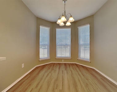320 Faircrest Drive - Photo Thumbnail 5