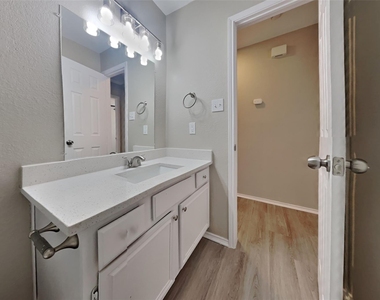 320 Faircrest Drive - Photo Thumbnail 14