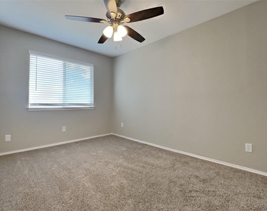 320 Faircrest Drive - Photo Thumbnail 12