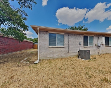 320 Faircrest Drive - Photo Thumbnail 16