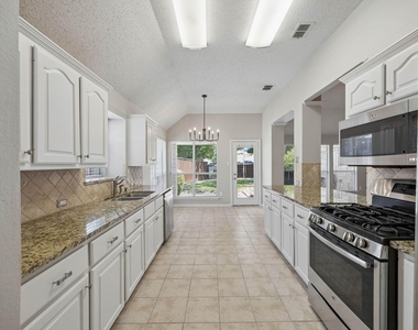 305 Fairfax Drive - Photo Thumbnail 8
