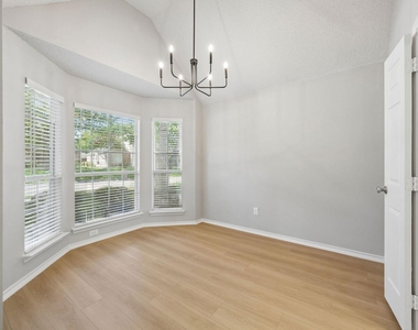 305 Fairfax Drive - Photo Thumbnail 9