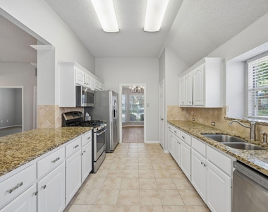 305 Fairfax Drive - Photo Thumbnail 6