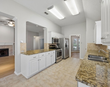305 Fairfax Drive - Photo Thumbnail 7