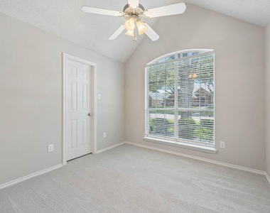 305 Fairfax Drive - Photo Thumbnail 18