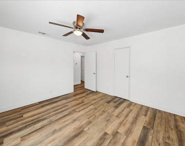 2304 Ryan Avenue - Photo Thumbnail 13