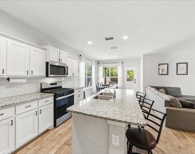 8420 Berry Crest Street - Photo Thumbnail 5
