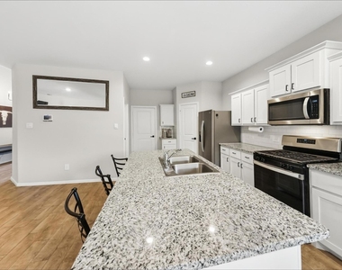 8420 Berry Crest Street - Photo Thumbnail 6
