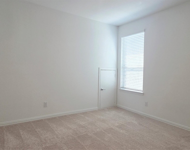 8104 Blue Heron Lane - Photo Thumbnail 22