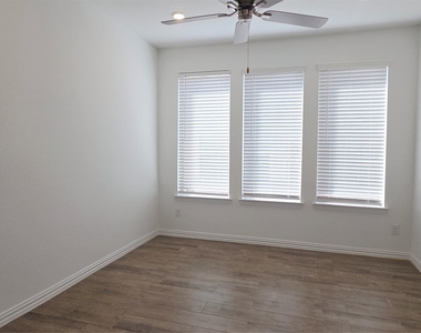 8104 Blue Heron Lane - Photo Thumbnail 5