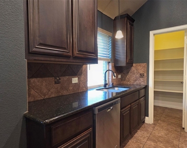 525 Bamborough Drive - Photo Thumbnail 9