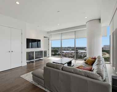 7901 Windrose Avenue - Photo Thumbnail 21